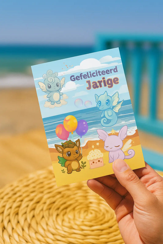Handgemaakte A6 verjaardagskaart met KawaMaji figuren op het strand – kleurrijke illustratie met de tekst ‘Gefeliciteerd Jarige