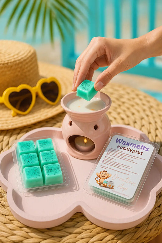 Waxmelts Eucalyptus – handgemaakte turquoise geurblokjes van 80 gram met eucalyptusgeur op roze dienblad naast waxbrander en label van Creatieve Aap