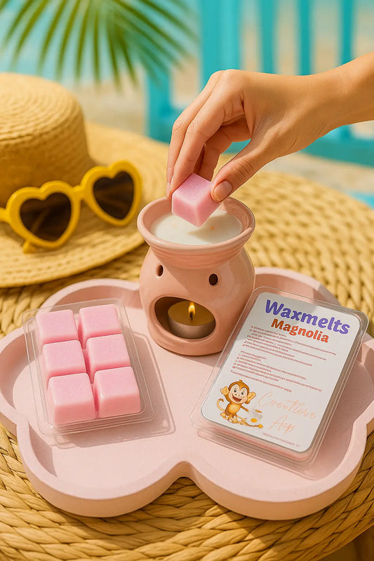 Waxmelts Magnolia – handgemaakte roze geurblokjes van 80 gram op houten ondergrond met label van Creatieve Aap