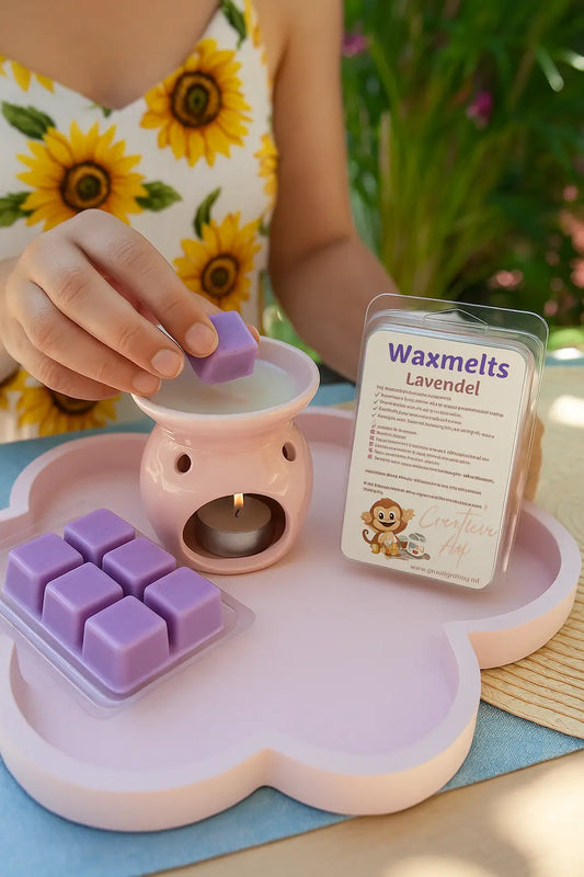 Waxmelts Lavendel – handgemaakte paarse geurblokjes van 80g met lavendelthema op dienblad met geurbrander van Creatieve Aap