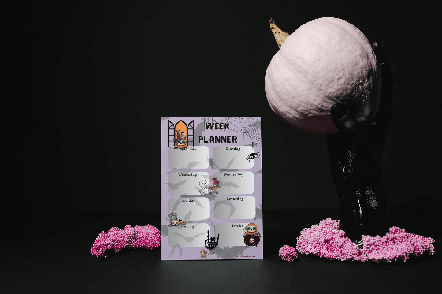 Weekplanner uit de Collectie Lola de Luiaard met Halloween-thema, handgemaakt met 30 pagina’s, verkrijgbaar in A5 en A4 formaat, met schattige Halloween-illustraties.