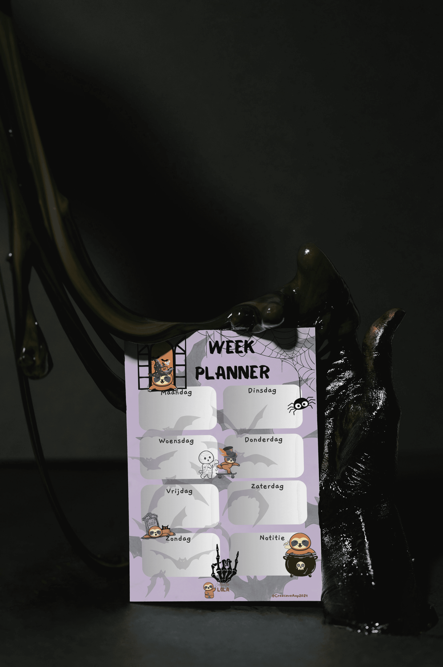 Weekplanner uit de Collectie Lola de Luiaard met Halloween-thema, handgemaakt met 30 pagina’s, verkrijgbaar in A5 en A4 formaat, met schattige Halloween-illustraties.