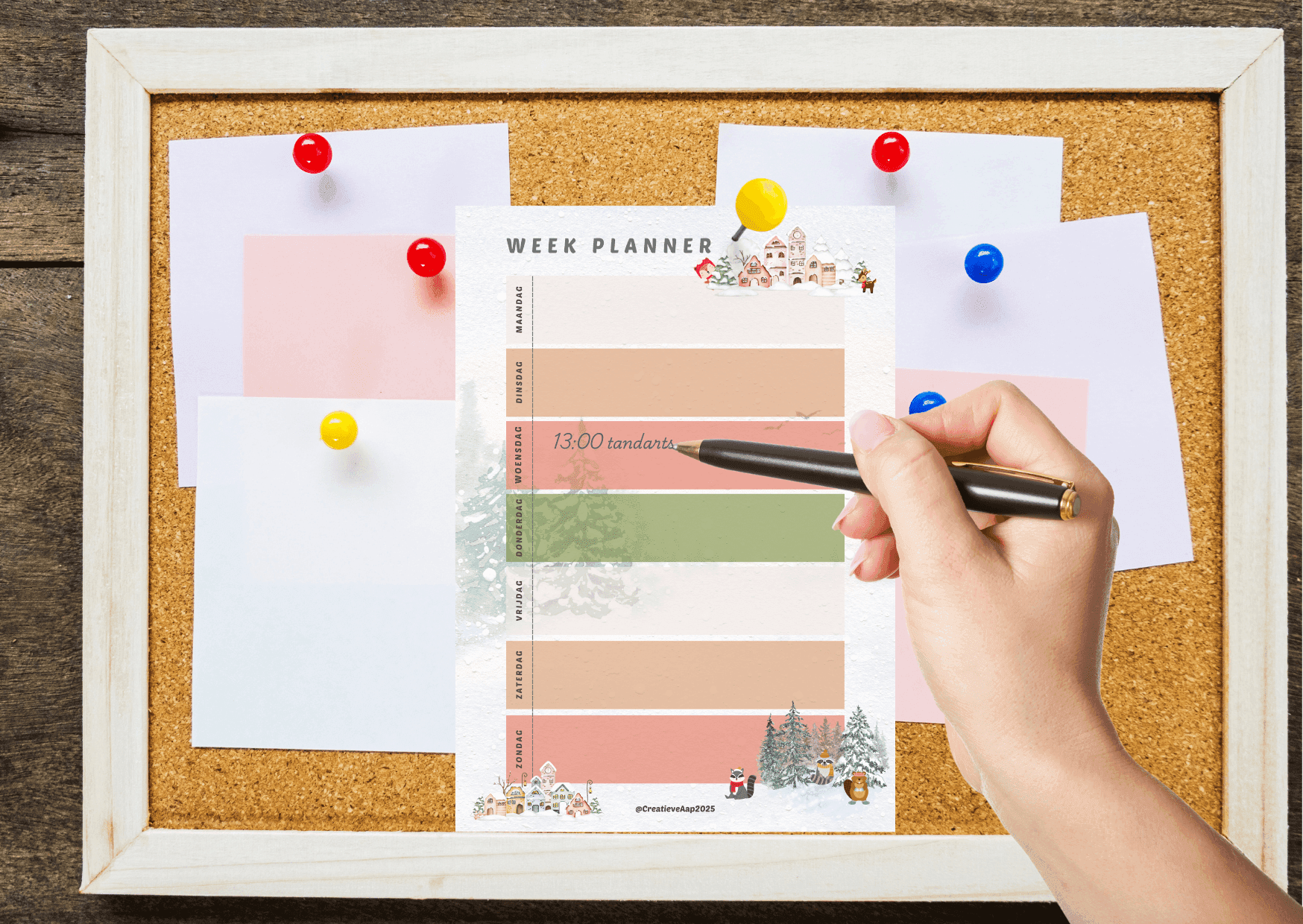 Weekplanner Winter 2025 in A4-formaat met handgemaakte winterse illustraties, bevestigd op een prikbord met gekleurde punaises.