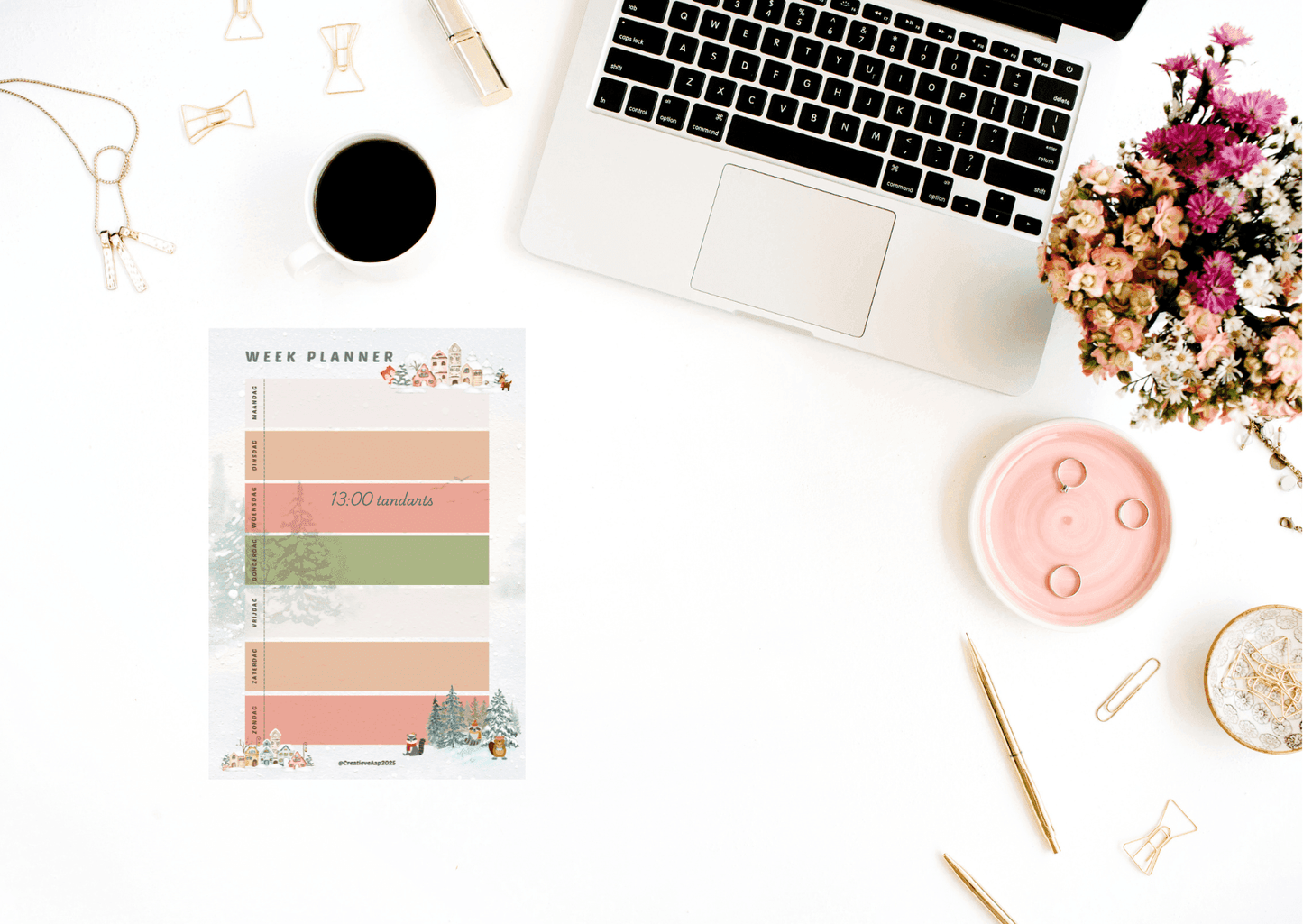 Weekplanner Winter 2025 in A4-formaat op een minimalistisch bureau met laptop, bloemen en gouden accessoires, ideaal voor kantoororganisatie.