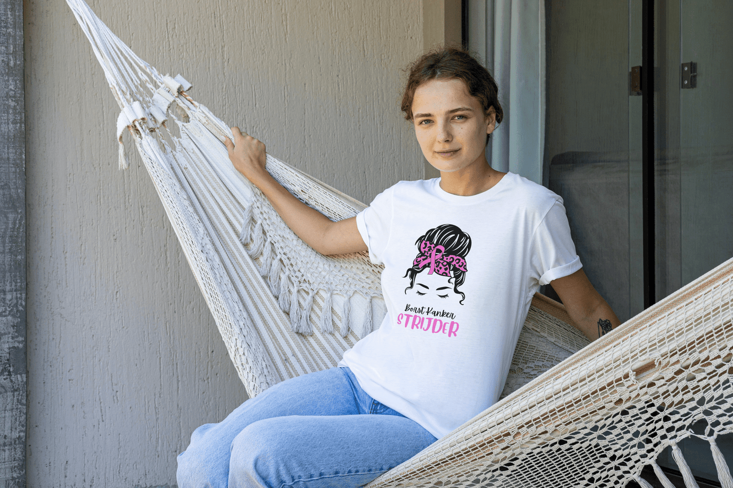 Witte Katoenen Shirt Handbedrukt met Vrouwen Gezicht en Roze Print Strik - Borstkanker Strijder