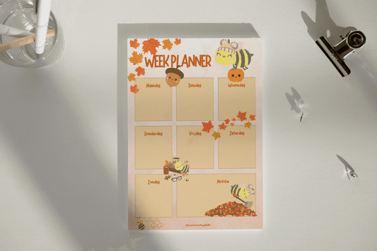 GiGi Collectie weekplanner met schattige herfstillustraties van een bij, pompoen, en eikel, vastgehouden op een clipbord, beschikbaar in A5 en A4 formaat.