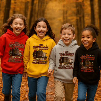Kinder hoodie met Mokum Amsterdammertje design – grachtenpand en brug met tekst “Mokum verlaat nooit de Amsterdammer” – verkrijgbaar in Red, Gold, Sporty Grey en Black.
