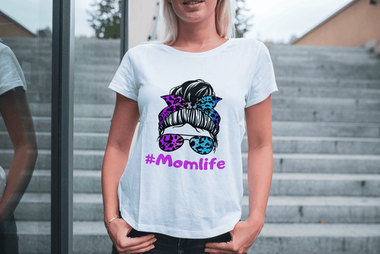 Wit katoenen shirt met zwarte hoofd met paars-blauwe zonnebril en haarband, met paarse #Momlife bedrukking