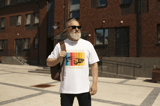 Handbedrukt Wit Katoenen T-shirt met Vinylbedrukking - "I Am Not Old, I Am Classic" met Oldskool Wagen