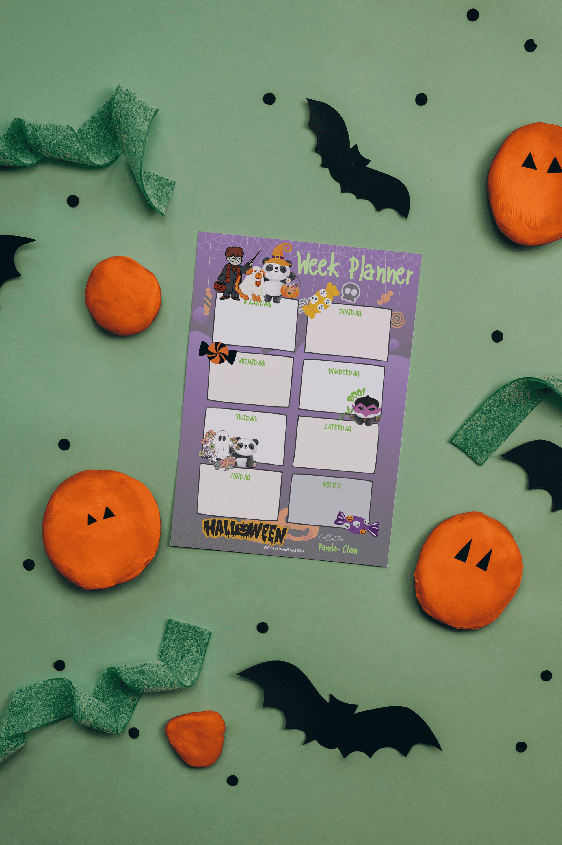 Weekplanner uit de Collectie Panda-Chan met Halloween-thema, handgemaakt, 30 vellen per pad, verkrijgbaar in A5 en A4 formaat, met schattige panda- en Halloween-illustraties.