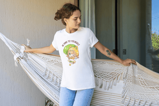 Wit Katoenen Volwassen Shirt met Handbedrukte Tekst 'Be Kind to Yourself' en Schattige meid Afbeelding van Vrolijk Meisje met Bladparaplu