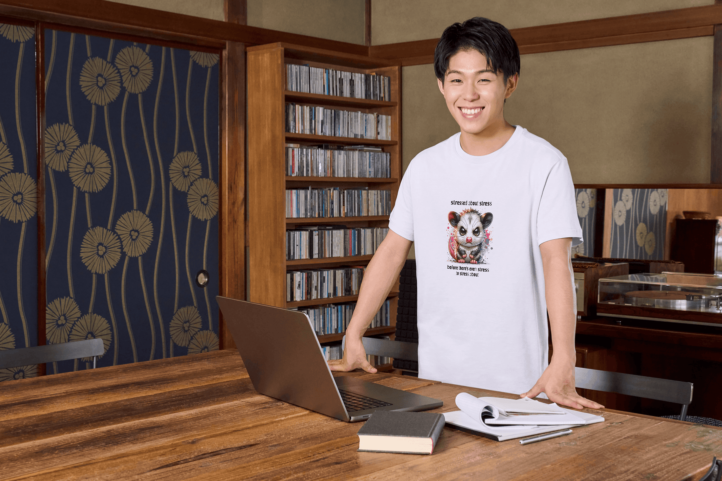 Wit katoenen T-shirt met een kleurrijke print van een schattige, gestreste opossum en de tekst "stressed about stress before there's even stress to stress about," beschikbaar in maten S tot en met XXL.