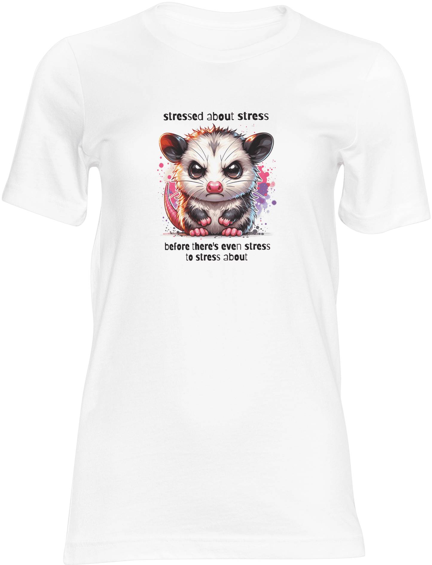 Wit katoenen T-shirt met een kleurrijke print van een schattige, gestreste opossum en de tekst "stressed about stress before there's even stress to stress about," beschikbaar in maten S tot en met XXL.