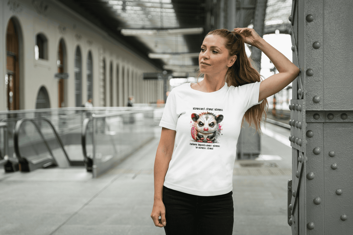 Wit katoenen T-shirt met een kleurrijke print van een schattige, gestreste opossum en de tekst "stressed about stress before there's even stress to stress about," beschikbaar in maten S tot en met XXL.