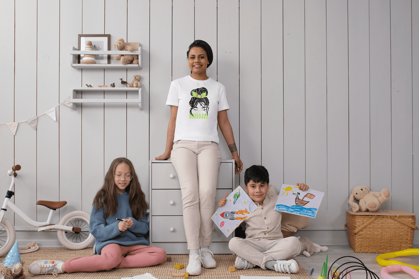 Wit katoenen shirt met handbedrukte vinyl bedrukking en kleurrijke strikken voor de vrolijke moeders - Mama en Mom life